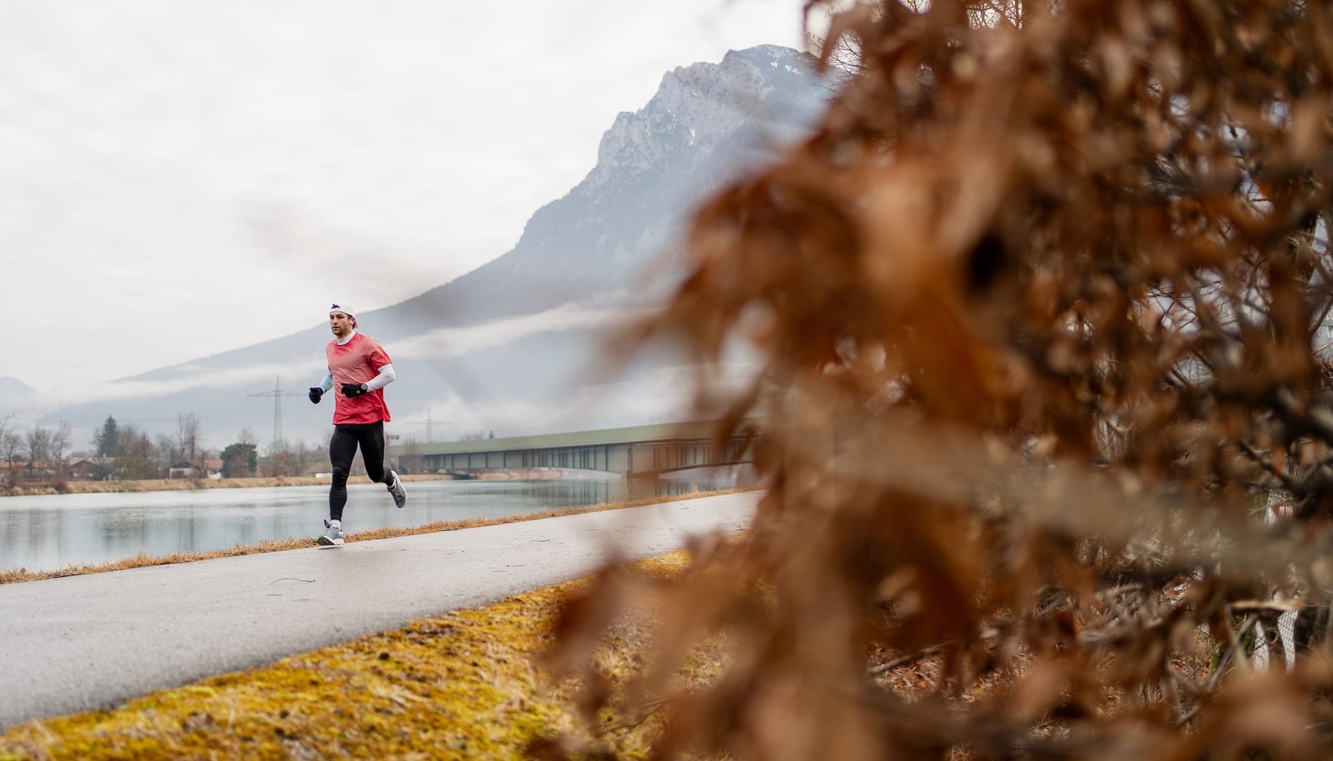 Frederic Funk beim Lauftraining am Inn bei Kufstein