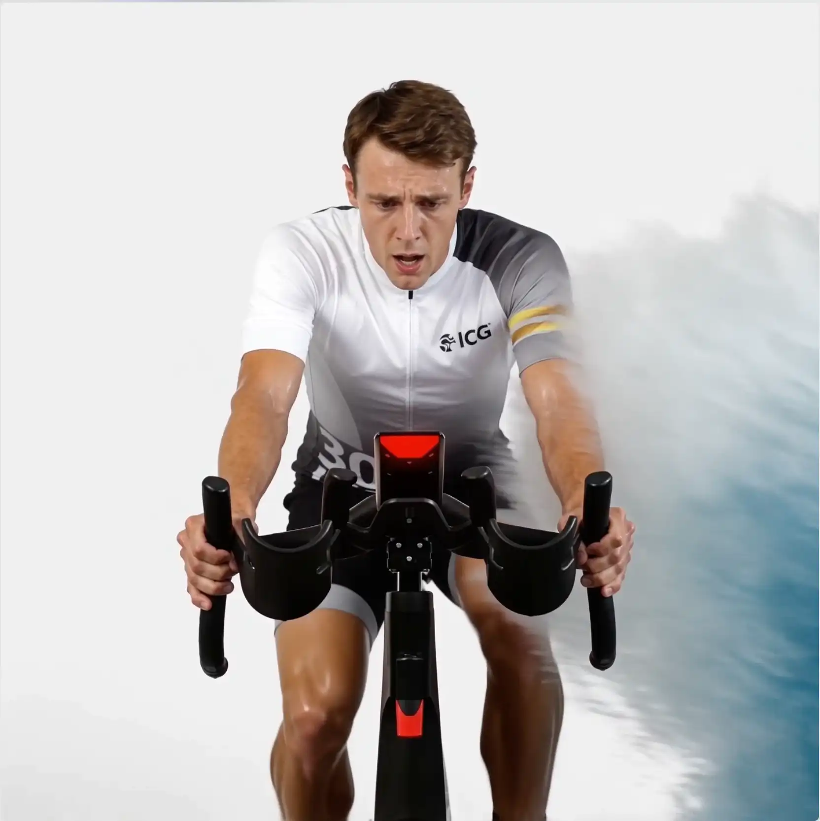 Sportler trainiert auf dem Indoor Bike IC7 von Life Fitness