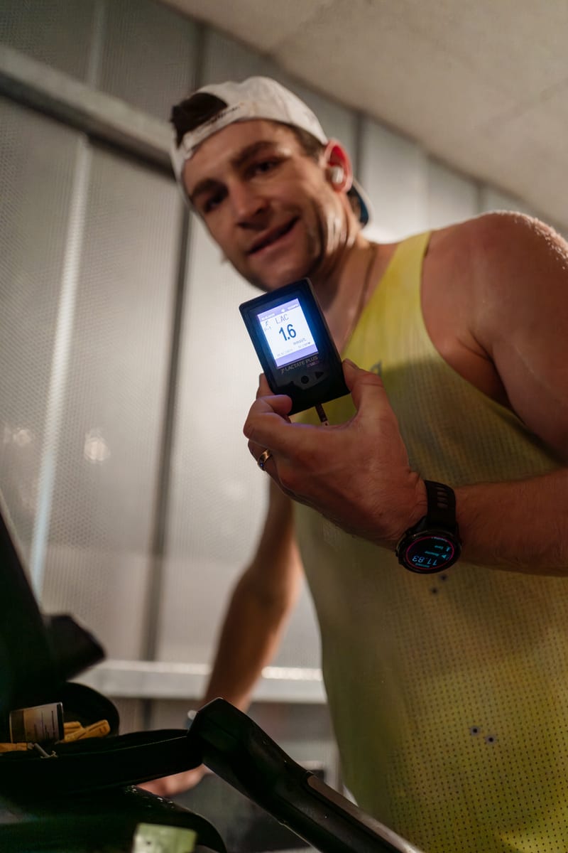 Frederic Funk zeigt den Laktatwert nach dem Training