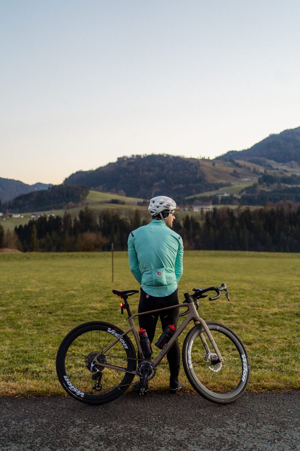 Frederic Funk mit dem Rad, Blick in die Berge bei Kufstein