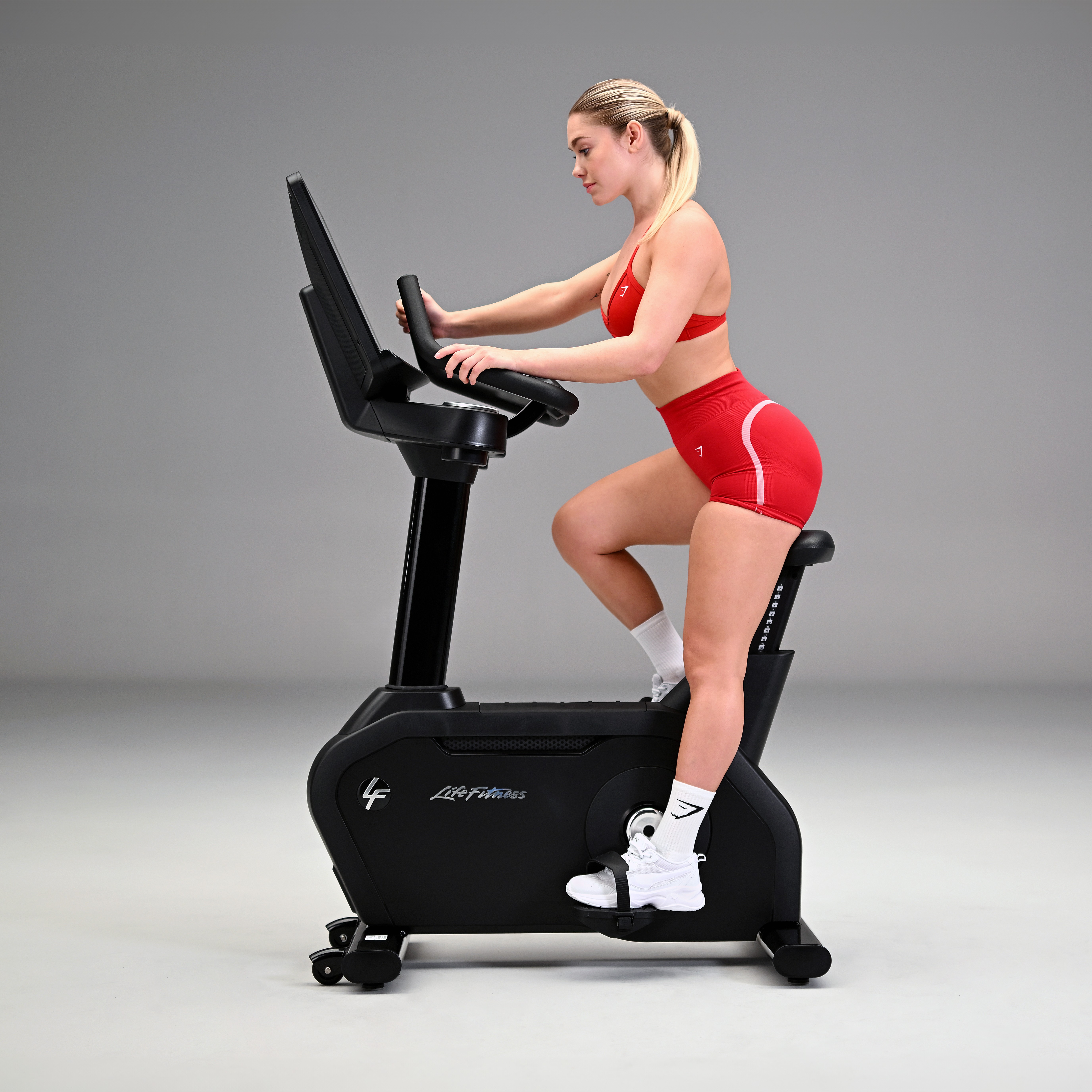 Club Series+ Upright Bike mit SE4 Konsole